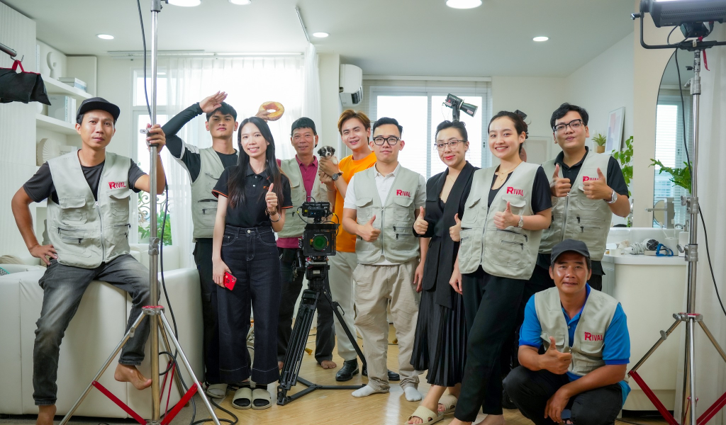 Hình ảnh độ ngũ Rival Production đang quay TVC quảng cáo, sản xuất phim doanh nghiệp cho khách hàng