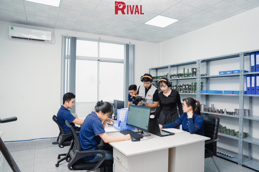Hình ảnh độ ngũ Rival Production đang quay TVC quảng cáo, sản xuất phim doanh nghiệp cho khách hàng