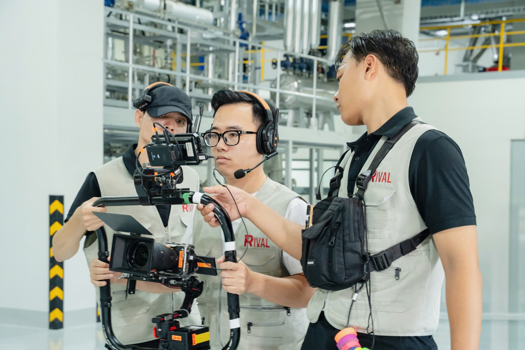 Hình ảnh độ ngũ Rival Production đang quay TVC quảng cáo, sản xuất phim doanh nghiệp cho khách hàng